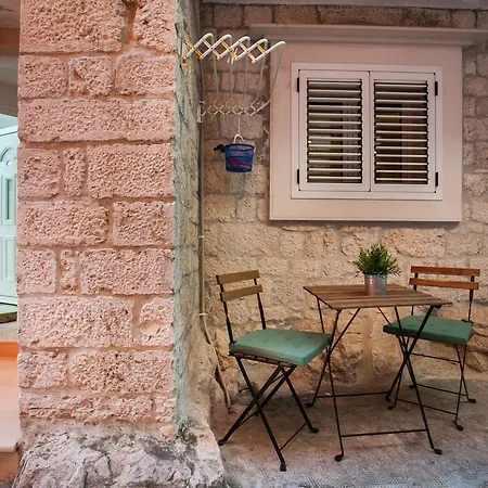 Emotha Lägenhet Trogir