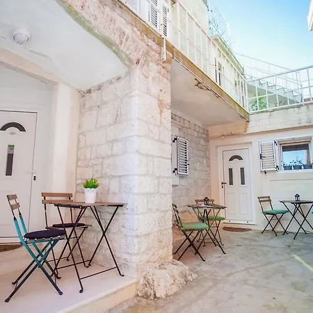 Emotha Lägenhet Trogir