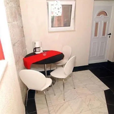 爱慕斯公寓 * 特罗吉尔