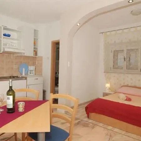 爱慕斯公寓 * 特罗吉尔